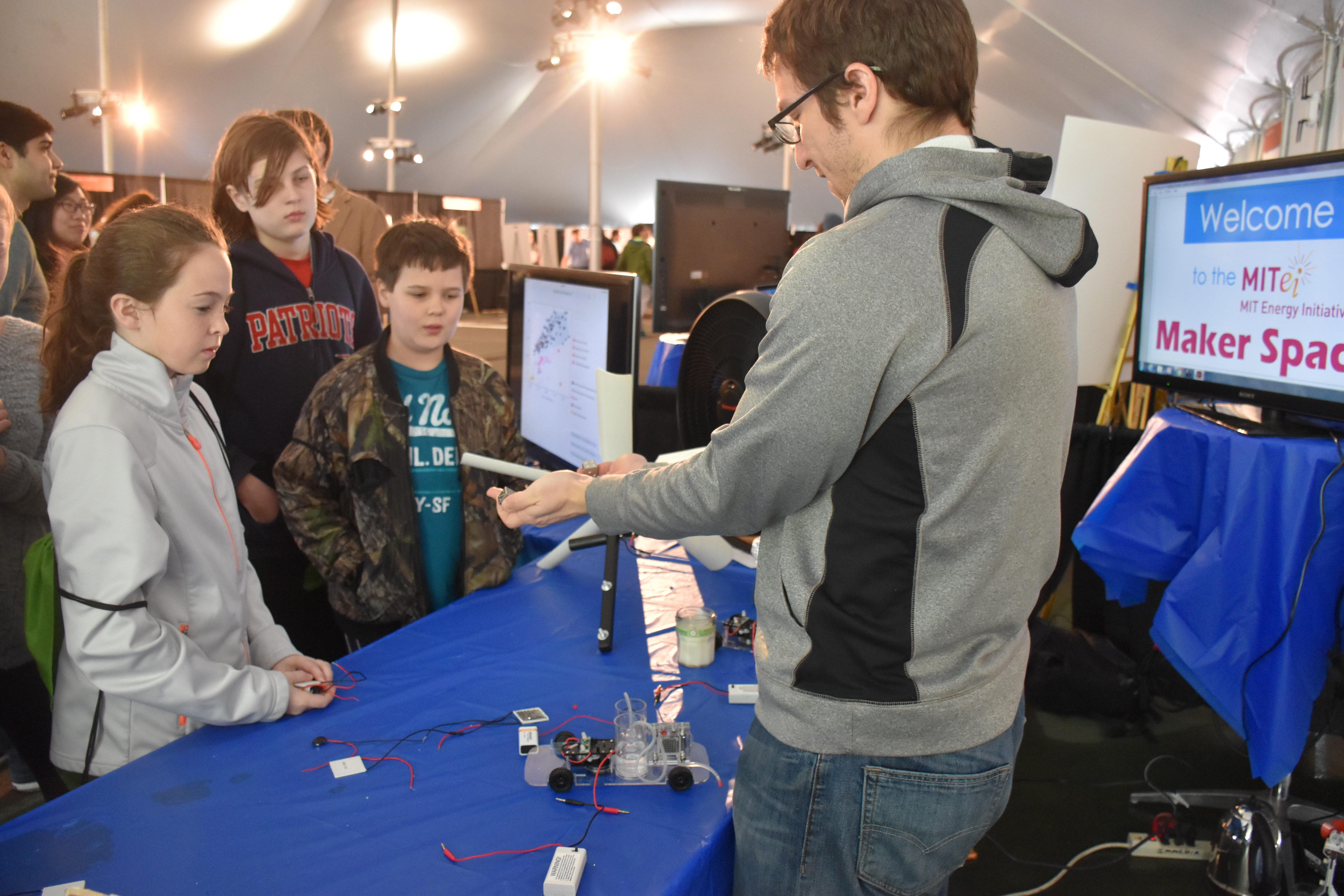 MITEI energizes visitors at the MIT Open House MIT Energy Initiative