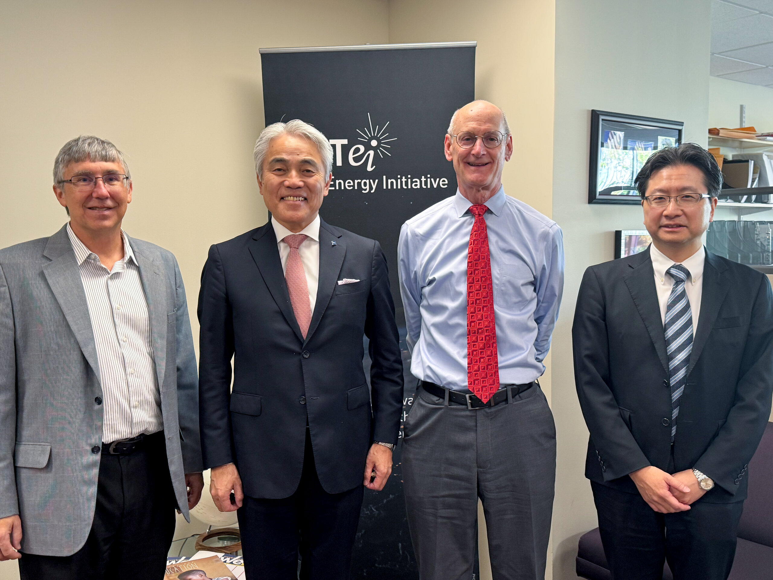 Academics, business leaders from Japan visit MIT Energy Initiative