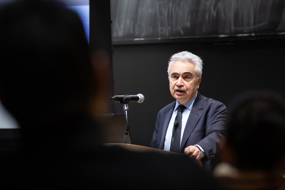 فاتح بیرول، مدیر اجرایی آژانس بین المللی انرژی، در سمینار MIT Energy Initiative درباره بازارهای جهانی انرژی بحث می کند.